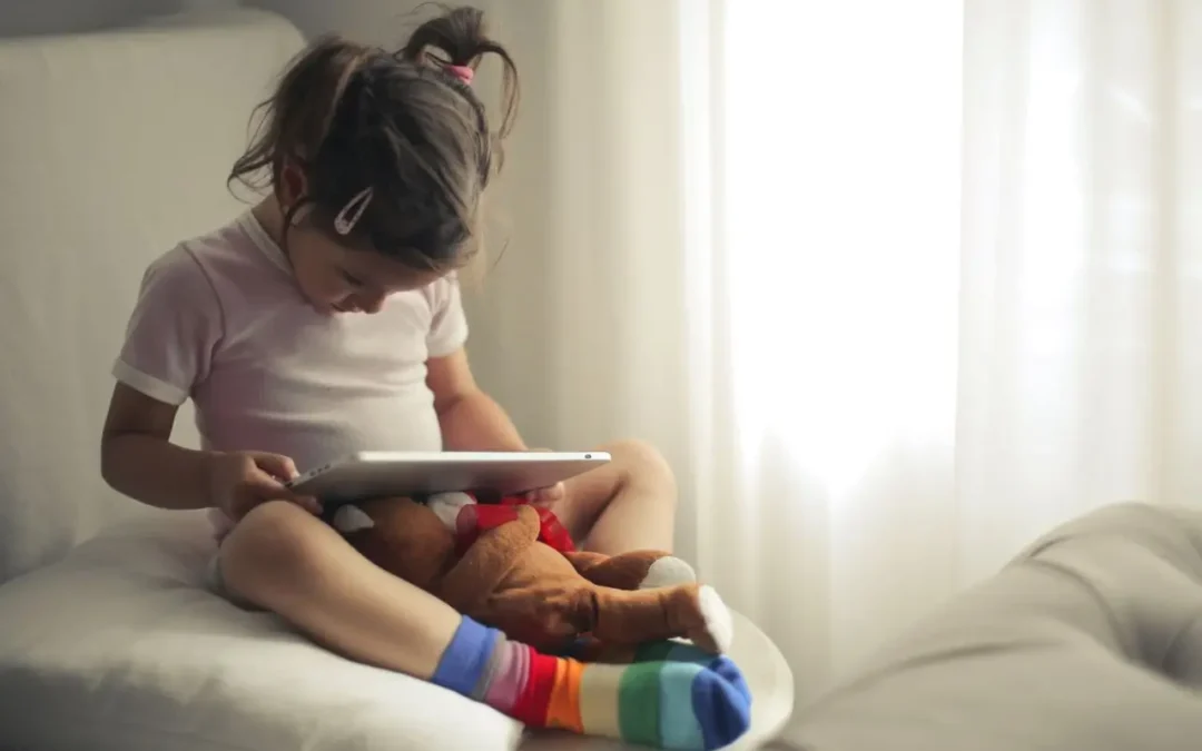 Pantallas y niños: el problema no es solo cuánto tiempo pasan delante de ellas